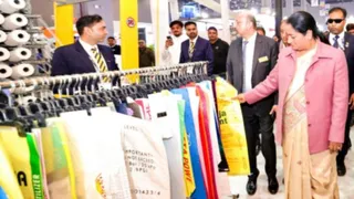 भारत मंडपम में आयोजित प्लास्ट इंडिया प्रदर्शनी में उत्पादों को अवलोकन करती मुख्यमंत्री रेखा गुप्ता । जागरण