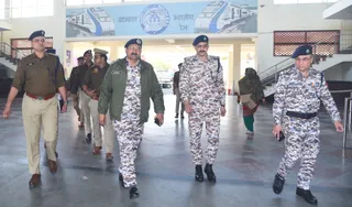 मुजफ्फरनगर के रेलवे स्टेशन का निरीक्षण करते रेलवे सुरक्षा बल के आईजी पंकज गंगवार व अन्य अधिकारी। जागरण