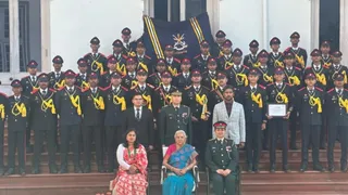 गणतंत्र दिवस परेड में हिस्सा लेने वाले कैप्टन मनोज पांडेय यूपी सैनिक स्कूल के छात्रों ने जन भवन में राज्यपाल आनंदी बेन पटेल से मुलाकात की। सैनिक स्कूल