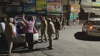 श्री मुक्तसर साहिब में लगाए गए स्पेशल नाकों पर जांच करते हुए पुलिस टीमें।