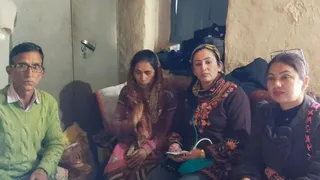 पौड़ी के डोभ-श्रीकोट में अंकिता के माता-पिता के साथ ब्लागर ज्योति अधिकारी। जागरण