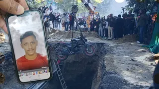 दिल्ली जब बोर्ड के गड्ढे में गिरकर हुई कमल की मौत।