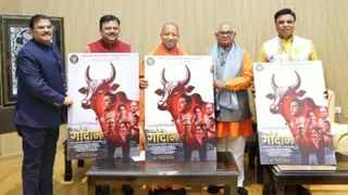 फिल्म गोदान की यूनिट के साथ मुख्यमंत्री योगी आदित्यनाथ