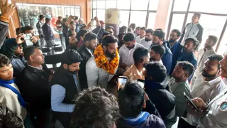 कोटद्वार में दीपक कुमार के जिम में पहुंच कर उनका स्वागत करते भीम आर्मी के पदाधिकारी व कार्यकर्त्ता। जागरण