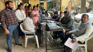 प्रयागराज में जगत तारन डिग्री कालेज स्थित मतदान केंद्र पर मतदाता बनने को जुटीं युवतियां। जागरण