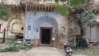 मोहल्ल मुक्तिवाड़ा में खड़ी वर्षों पुरानी जर्जर हवेली। जागरण