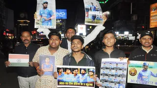 वैभव की पारी से अंडर-19 विश्वकप जीतने के उपलक्ष्य में डाकबंगला चौराहे पर जश्न मनाते खेल प्रेमी। जागरण