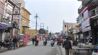 शास्त्री नगर स्थित सेंट्रल मार्केट, जिस पर ध्वस्तीकरण की तलवार लटकी है l जागरण