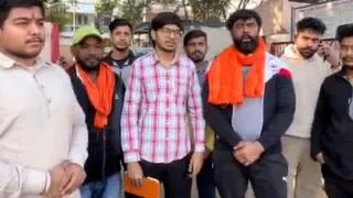 मंदिर के पास चिकन बिरयानी की दुकान पर कार्रवाई के लिए शिवाजी नगर थाने में शिकायत लेकर पहुंचे हिंदू संगठनों के लोग।