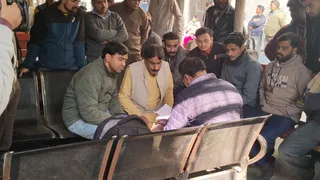 डीडीयू मोर्चरी के बाहर पुलिस को घटना से जुड़ी जानकारी देते नरेश ध्यानी, पीले रंग के कुर्ते में।
