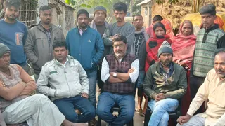 पंचायत को लेकर बैठक करते हुए लोग।