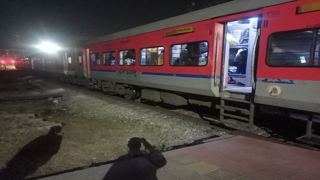 बोकारो थर्मल स्टेशन पर यात्रियों की जान जोखिम में, प्लेटफॉर्म से बाहर रुक रहीं ट्रेनें
