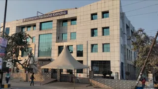 नोएडा के सेक्टर-64 का आदर्श परीक्षा केंद्र इंडस्ट्रीज के लिए बना मुसीबत। जागरण
