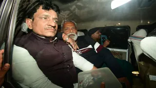 निर्दलीय सांसद पप्पू यादव को गिरफ्तार कर ले जाती पुलिस। जागरण