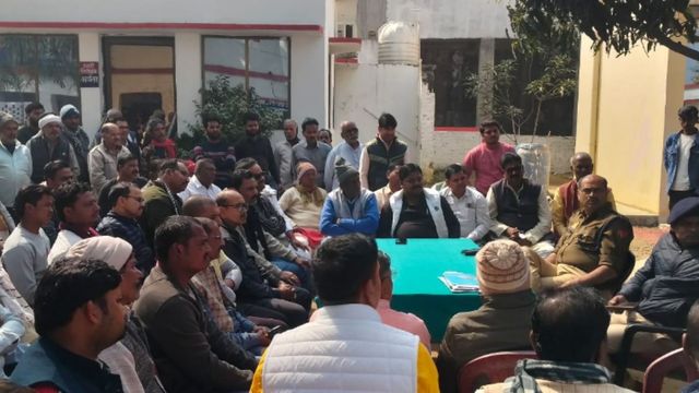 देवरिया में रामपुर चौराहा से हटी बैरिकेडिंग, 50 मीटर होगा नो वेंडर जोन
