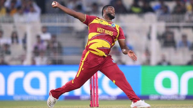 रोमारियो शेफर्ड ने स्कॉटलैंड के खिलाफ हैट्रिक लेकर मचाया तहलका, ऐसा करने वाले बने पहले गेंदबाज