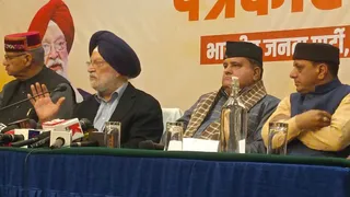 शनिवार को राजपुर रोड स्थित मधुबन होटल में आयोजित पत्रकार वार्ता में बोलते केंद्रीय पेट्रोलियम एवं प्राकृतिक गैस तथा आवास एवं शहरी विकास मंत्री हरदीप सिंह पुरी।