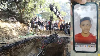 इसी गड्ढे में गिरकर हुई कमल ध्यानी की मौत। जागरण