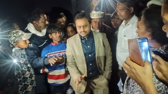 देवरिया में गोताखोर की मौत पर बवाल, पुलिस से नोकझोंक के बाद नौकरी व मुआवजे के आश्वासन पर माने परिजन
