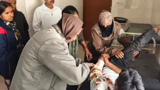 छात्रों की मिनी बस डिवाइडर से टकराई