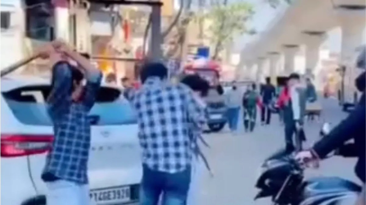 गाजियाबाद के मोदीनगर में छात्र की बेरहमी से पिटाई, इंस्टाग्राम रील बनाकर  बदमाशों ने किया वायरल - Modinagar Student Beaten Instagram Reel Goes Viral