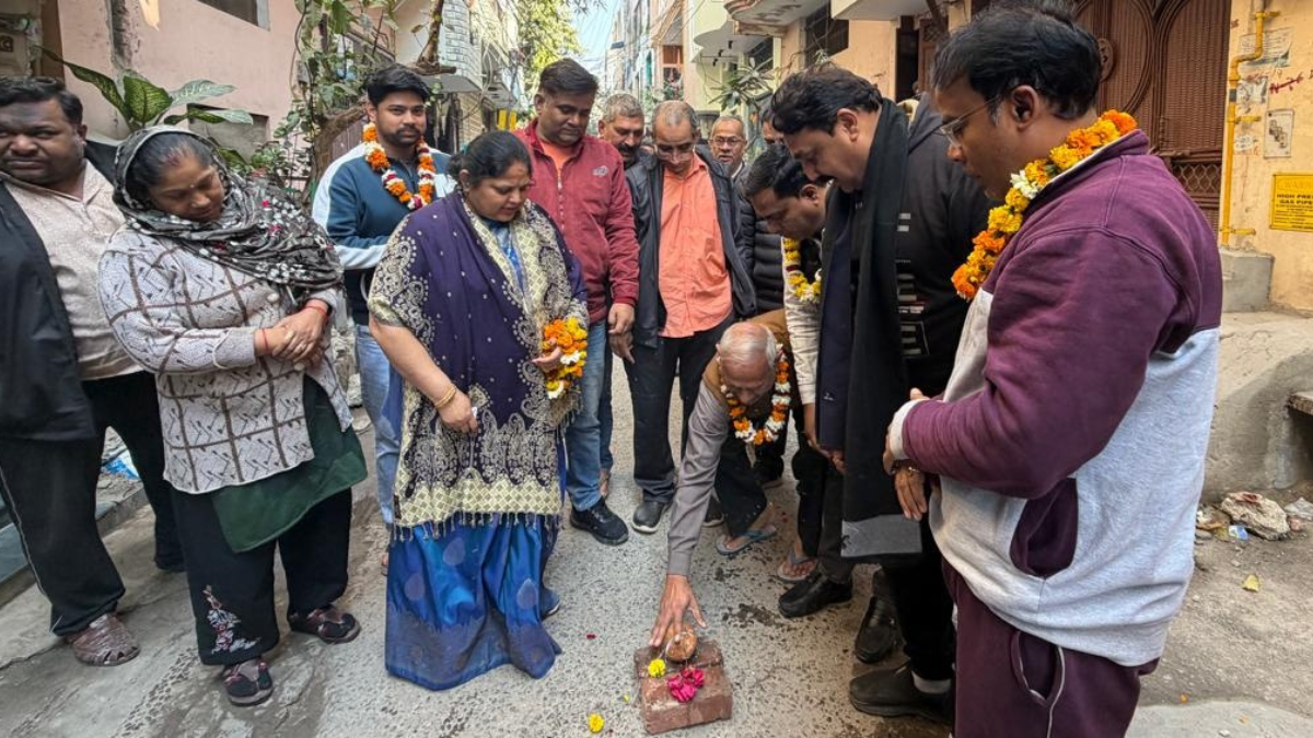 अशोक नगर के लोगों को जल्द ही जर्जर सड़कों से मिलेगी मुक्ति, 16 लाख की लागत से निर्माण कार्य शुरू
