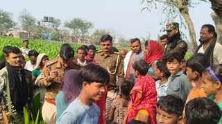 घटनास्थल पर जुटी लोगों की भीड़। (जागरण)