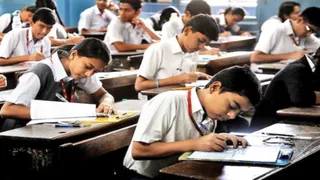 कक्ष में परीक्षा देते परीक्षार्थी (प्रतीकात्मक चित्र)