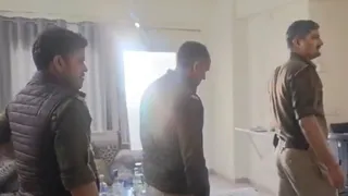 ग्रेटर नोएडा के सेक्टर-16 बी स्थित श्री राधा स्काई गार्डन सोसायटी के टावर 7 के 1203 नंबर फ्लैट में महिला द्वारा आत्महत्या का किए गए प्रयास के बाद जांच करती पुलिस। जागरण