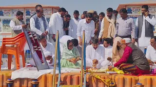 अजित पवार की अस्थियां प्रयागराज संगम में विसर्जित करते उनके परिवार के सदस्य व अन्य। जागरण