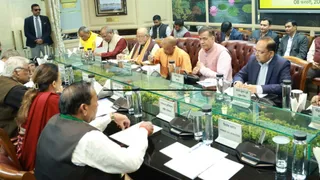 विधान भवन में सर्वदलीय बैठक में भाग लेते मुख्यमंत्री योगी आदित्यनाथ, विधानसभा अध्यक्ष सतीश महाना व अन्य