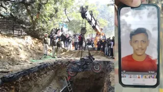 इसी गड्ढे में गिरकर हुई कमल ध्यानी की मौत। जागरण