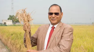 अपनी विकसित धान की फसल के साथ डा. अशोक कुमार सिंह। स्रोत-स्वयं