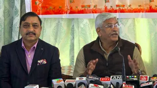 शिमला में पत्रकारों से बातचीत करते केंद्रीय संस्कृति एवं पर्यटन मंत्री गजेंद्र सिंह शेखावत व सांसद सुरेश कश्यप। जागरण