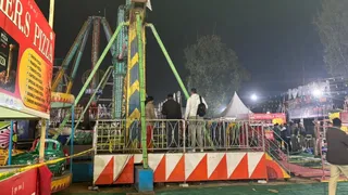 यहीं पर लगा हुआ था झूला शनिार शाम को टूटने के बाद गिर गया था। मौके पर फोरेंसिक की टीम जांच करते हुए। जागरण