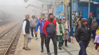 ट्रेनें लेट चलने से यात्री परेशान हो रहे हैं। (फाइल फोटो)