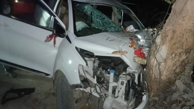 चतरा में सड़क हादसा, बारात से लौट रही कार पेड़ से टकराई; 1 की मौत और 9 घायल
