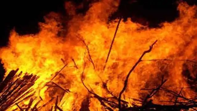 तंत्र-मंत्र से लेकर शॉर्ट सर्किट तक…; बिहार के इस जिले में रहस्यमयी आग से लोग परेशान, पहुंचे अधिकारी 
