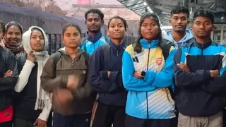 चक्रधरपुर रेलवे स्टेशन से गोवा के लिए रवाना होते झारखंड के फुटबॉलर।