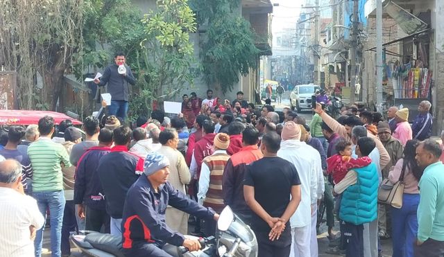 बुराड़ी क्रीक नाले की बदहाली पर फूटा गुस्सा, स्थानीय लोगों ने किया प्रदर्शन; पार्षद ने CM को लिखी चिट्ठी
