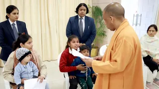मुख्यमंत्री ने बच्चों से कहा कि मोबाइल पर गेम और रील आपका कीमती समय चुरा रहा