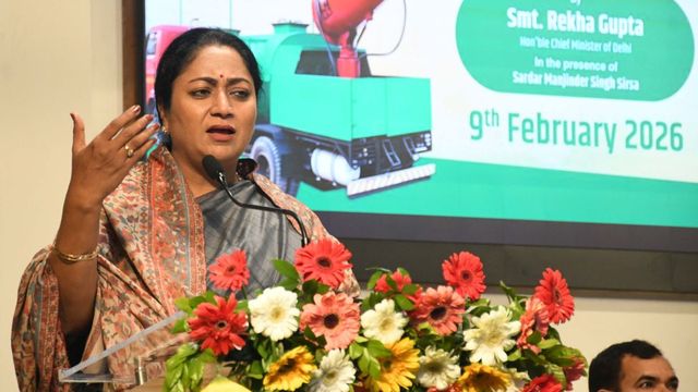दिल्ली में 6 डिजिटल वायु गुणवत्ता निगरानी केंद्रों का शुभारंभ, CM रेखा गुप्ता ने रवाना किए वायु रक्षक वाहन
