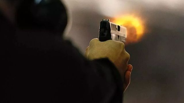 दिल्ली के भलस्वा में संदिग्ध हालात में युवक के हाथ में लगी गोली, अस्पताल में इलाज जारी
