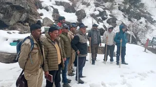 केदारनाथ पैदल मार्ग का जायजा लेने पहुंची प्रशासन की टीम। सूवि