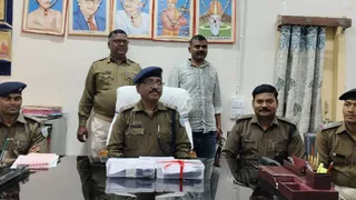 जानकारी देते एसडीपीओ सत्येंद्र नारायण सिंह बाएं से दूसरे व गिरफ्तार कुख्यात अपराधी खुस्तर अंसारी। (जागरण)