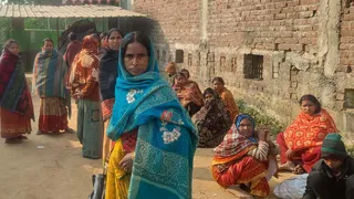 मुंगेर क्लीनिक के बाहर मौजूद महिला के स्वजन।