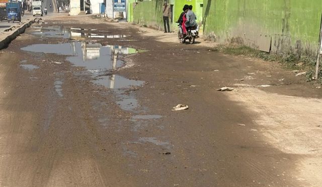 ताजनगर-जमालपुर सड़क पर गड्ढे बने हादसों की वजह, मंत्री ने दिया मरम्मत का आश्वासन
