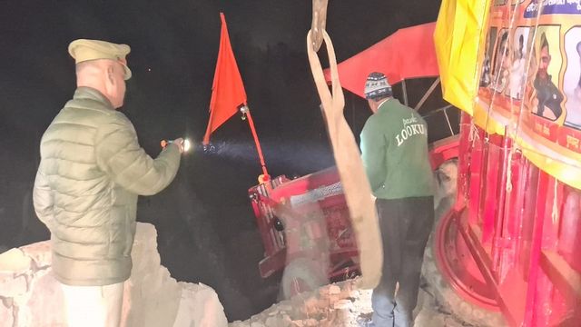 कांवड़ियों का अनियंत्रित ट्रैक्टर नदी के पुल की रेलिंग तोड़कर लटका, मची चीखपुकार