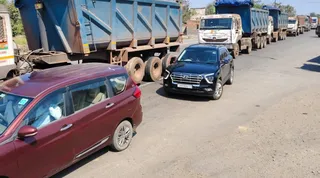 जामडीह से घोड़ालिंग गांव तक वाहनों की लंबी कतार लग गई।