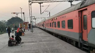 नवछिया में राजधानी एक्सप्रेस ट्रेन।